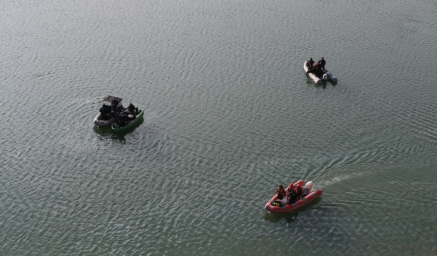 Van'da baraja düşen otomobildeki üçüncü kişinin de cansız bedenine ulaşıldı