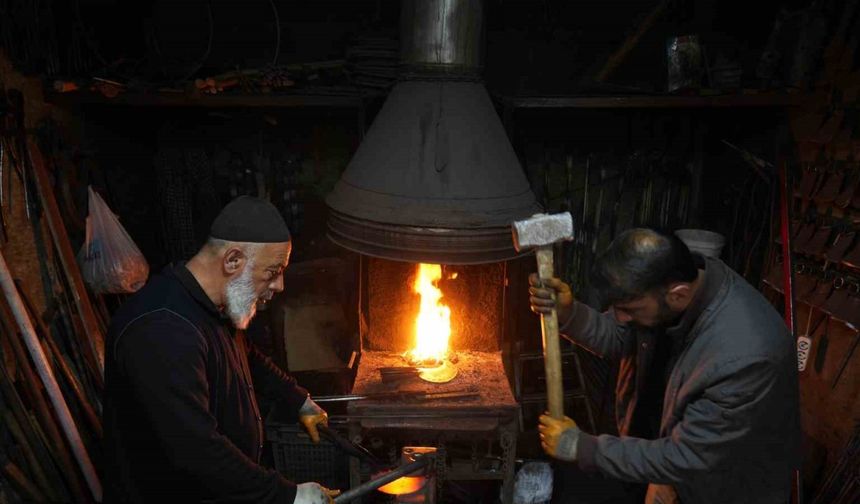 63 yaşındaki Halit Pınar yarım asırlık demircilik geleneğini yaşatıyor