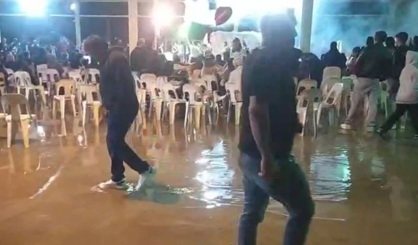 Düğünü su basınca, paçalarını sıvayıp oynamaya devam ettiler