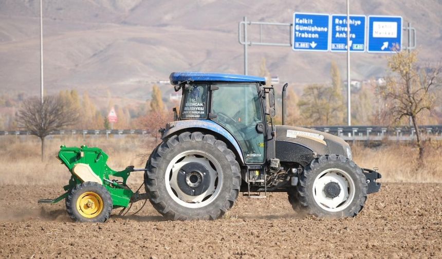 Erzincan Belediyesi uygulama tarlalarında hububat ekimi yaptı