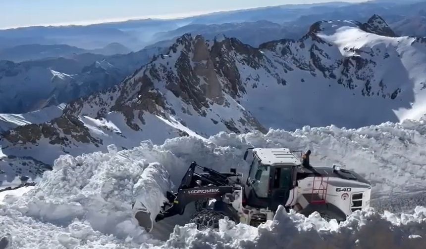 Hakkari’de karla mücadele çalışmaları aralıksız sürüyor