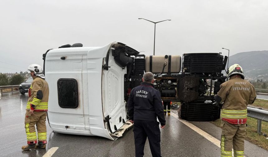 İskenderun’da devrilen tırın sürücüsü yaralandı