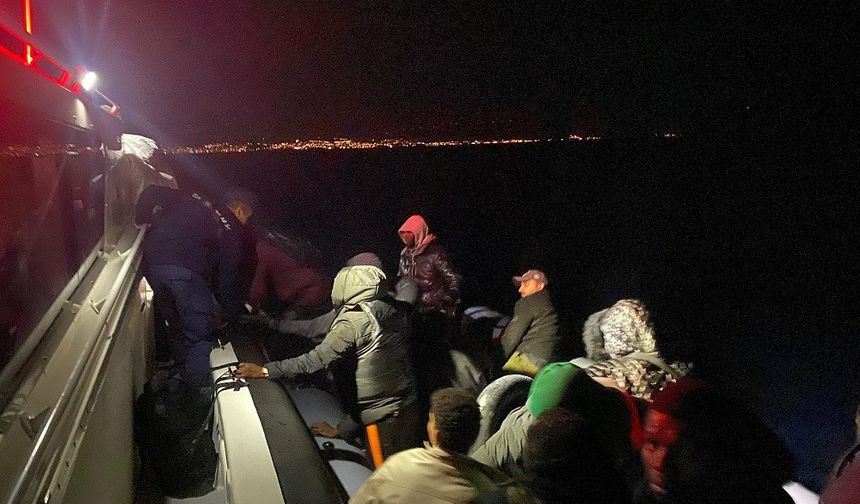 İzmir açıklarında 23 düzensiz göçmen yakalandı, 20 göçmen kurtarıldı