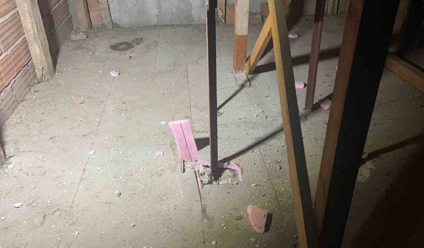 Kabus gibi gece: Yıldırım 4 katlı binanın çatısına düştü, mahalleli sokağa döküldü