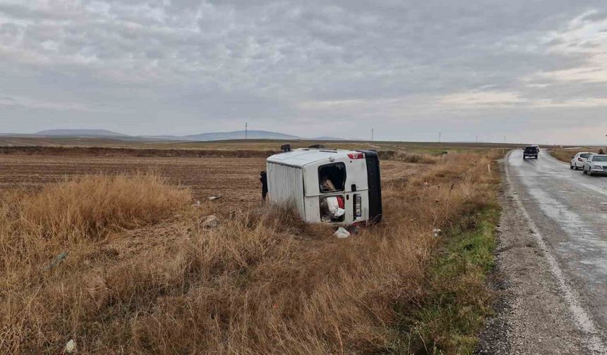 Kontrolden çıkan minibüs tarlaya devrildi: 3 yaralı