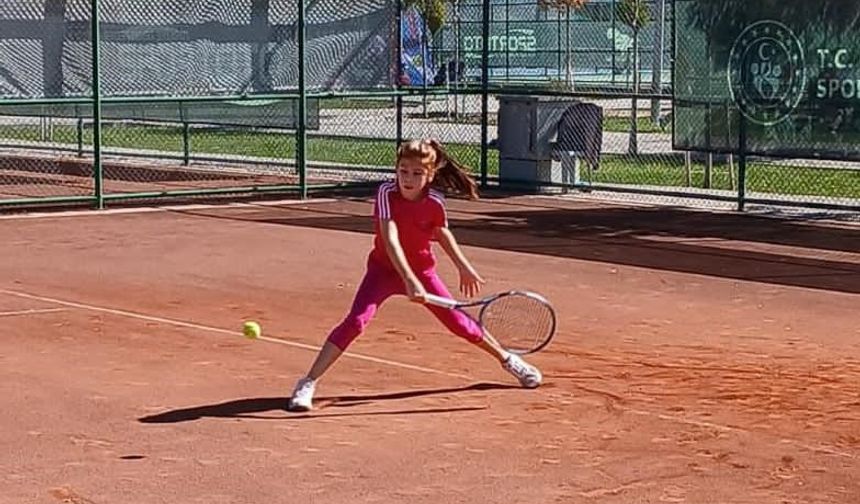 Küçük tenisçi turnuvaya davet edildi