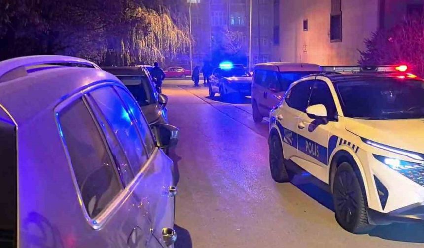 Otomobil içinde bıçaklı kavga: 3 yaralı