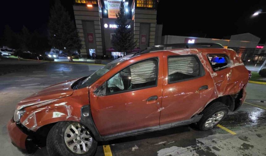 Otomobil yoldan çıkarak bariyerlere çarptı, 2 kişi yaralandı