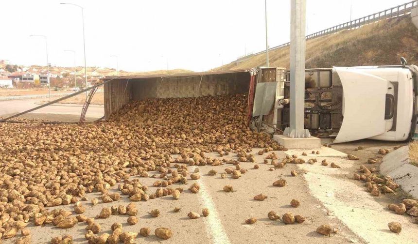 Pancar yüklü kamyon devrildi