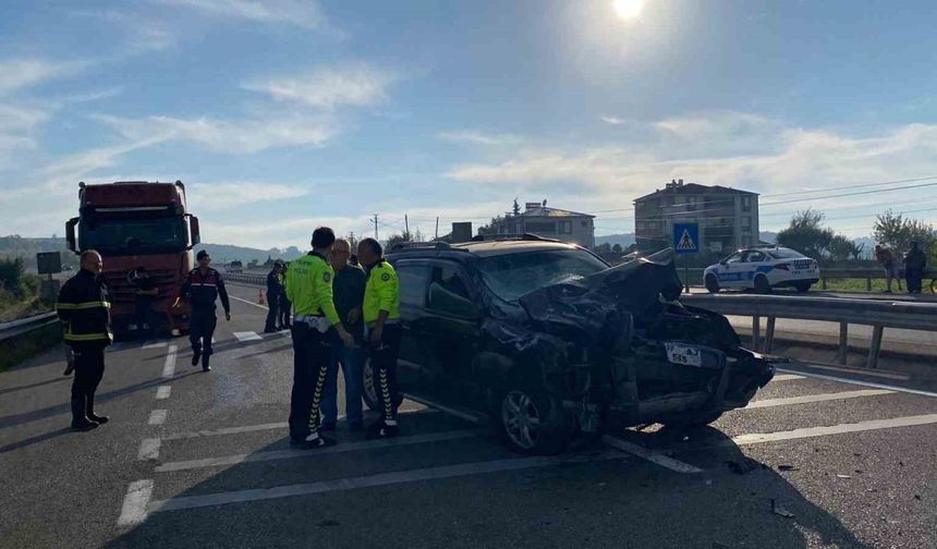Sinop’ta otomobil traktöre arkadan çarptı: 2 yaralı