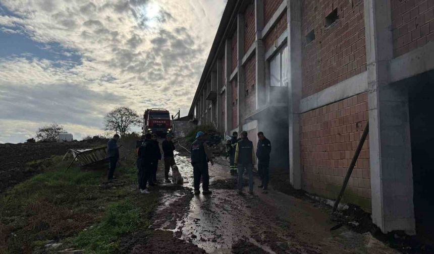 Tavuk çiftliğinin depo kısmında yangın