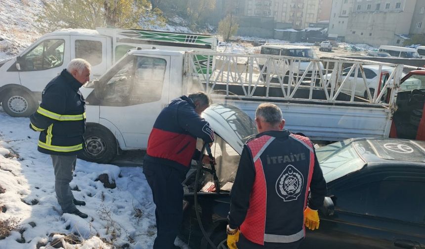 Yüksekova’da seyir halindeki otomobil yandı