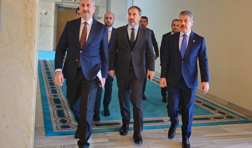 AK Parti, Milli Dayanışma, Kardeşlik ve Demokrasi Komisyonu raporunu TBMM Başkanlığına sundu