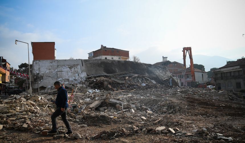 Balıkesir Sındırgı'da ağır hasarlı 814 bina yıkıldı