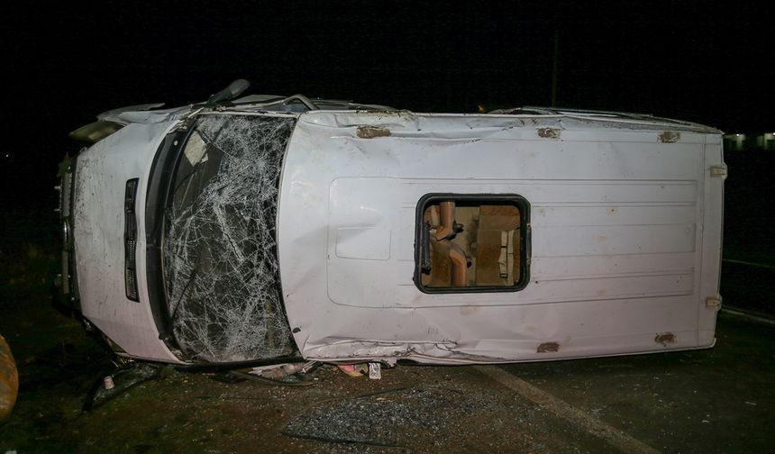 Diyarbakır'da inşaat işçilerini taşıyan minibüsün devrildiği kazada 16 kişi yaralandı