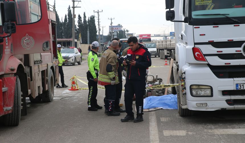 Hatay'da tırla çarpışan motosikletteki anne ve bebeği öldü, 3 kişi yaralandı