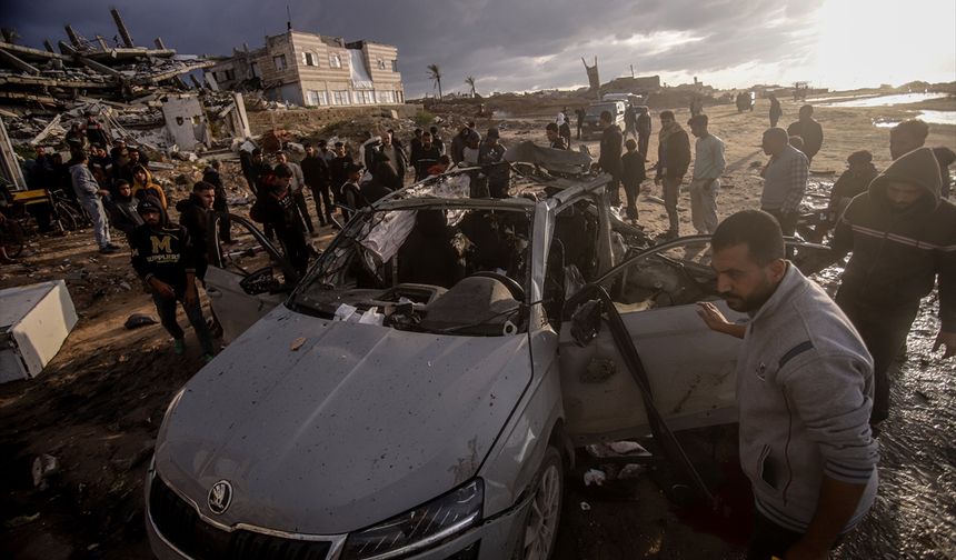 İsrail'in Gazze'de bir araca düzenlediği hava saldırısında 4 Filistinli hayatını kaybetti