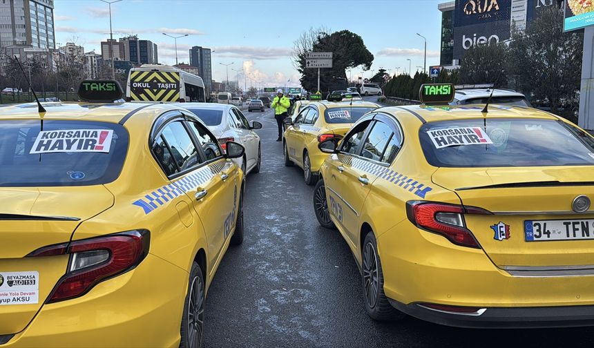 İstanbul'da konvoy oluşturarak bir araya gelen taksicilerden korsan taşımacılığa tepki