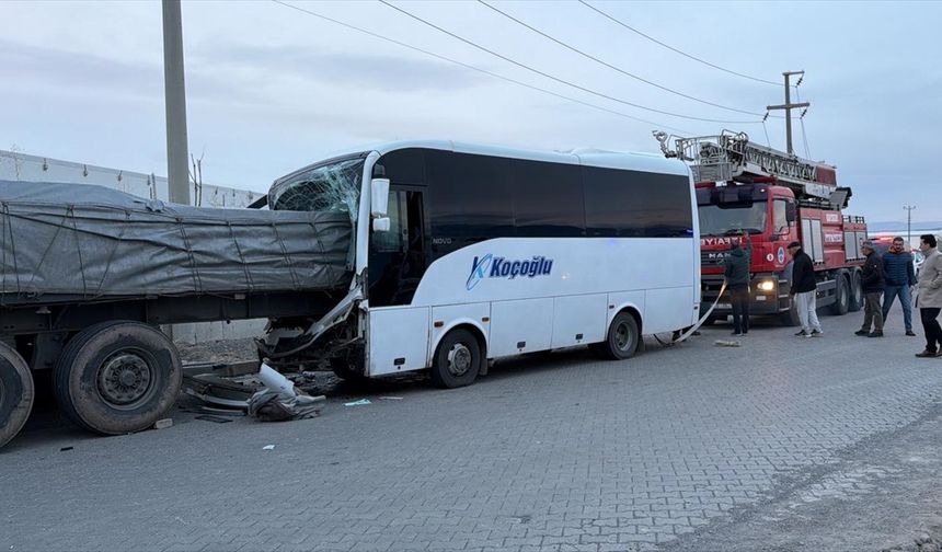 Kayseri'de servis midibüsünün tıra çarptığı kazada 6 kişi yaralandı