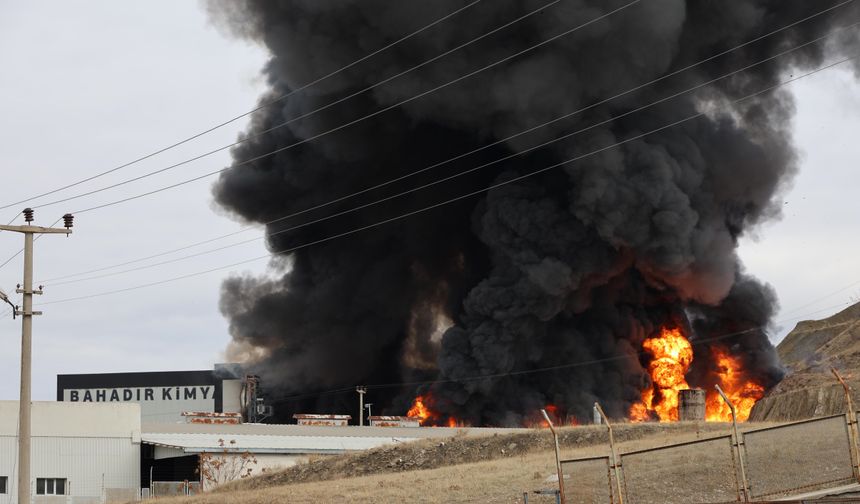 Kırıkkale OSB'de bir fabrikada çıkan yangına müdahale ediliyor