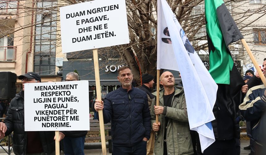 Kosova'da enerji kurumu çalışanları maaş artışı talebiyle gösteri yaptı