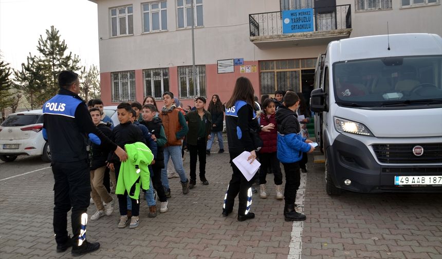 Muş'ta polisler çocuklara sinema keyfi yaşattı