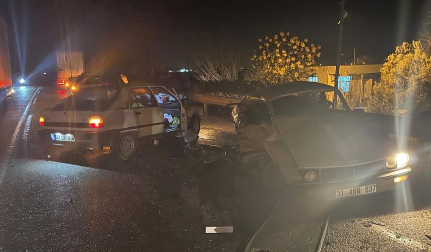 Osmaniye'de iki otomobilin çarpıştığı kazada 1 kişi öldü, 4 kişi yaralandı