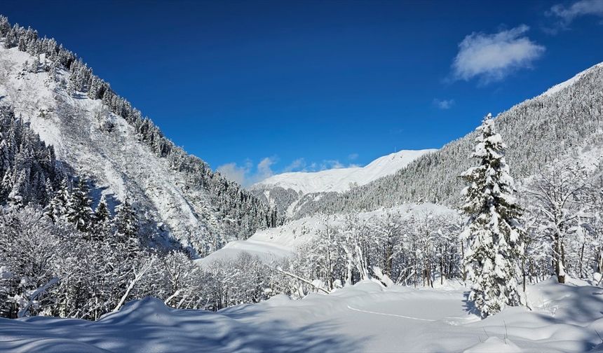 Rize'de Kaçkar Dağları ve yaylalardaki kar manzarası dronla görüntülendi