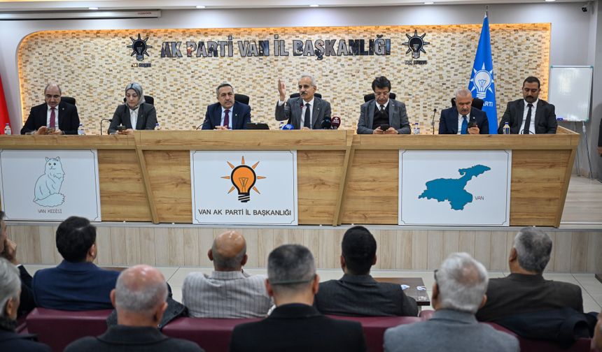Ulaştırma ve Altyapı Bakanı Uraloğlu, Van'da partililerle buluştu