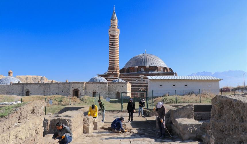 Van'daki Osmanlı kışlasında askerlerin 'dokuz taş' oynadığı belirlendi