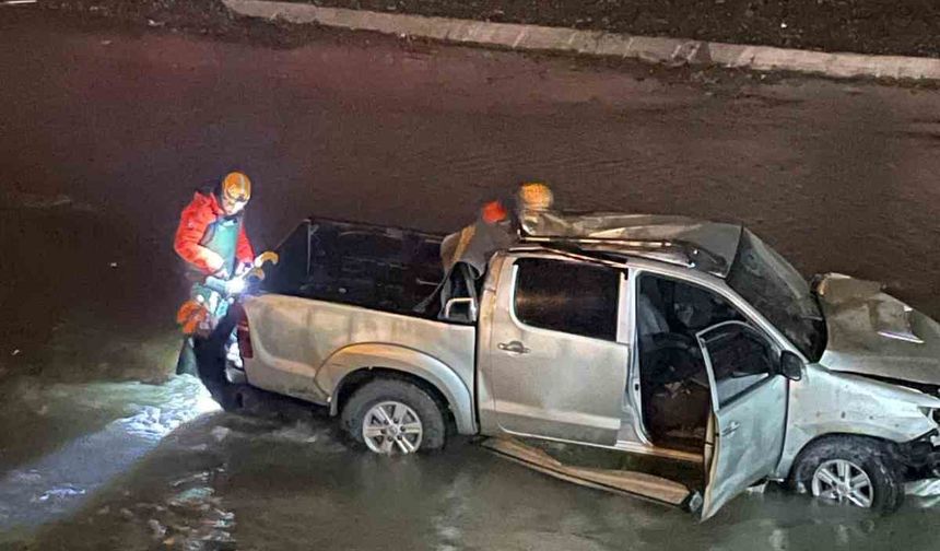 Ağrı’da Murat Nehri’ne uçan pikaptaki 5 kişi yaralı kurtarıldı