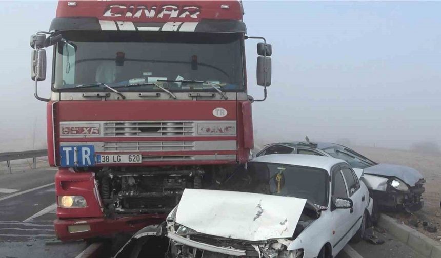 Aksaray’da 5 araçlı zincirleme ’sis’ kazası: 1 yaralı