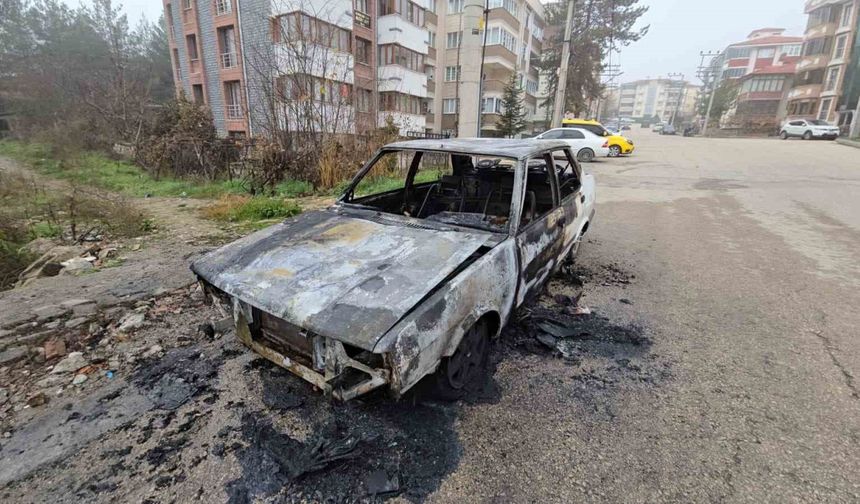 Alev topuna dönen otomobilden geriye demir yığını kaldı