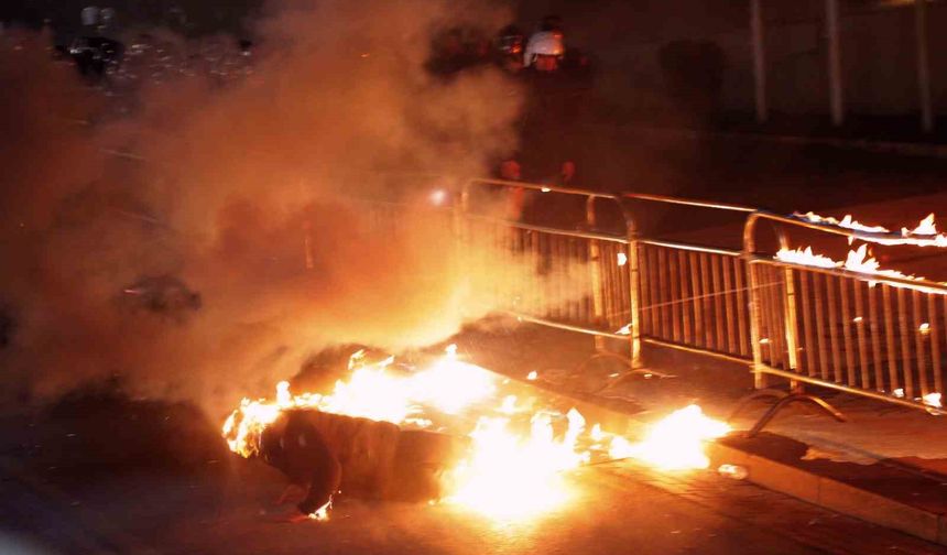 Arnavutluk'ta hükümet karşıtı protestocular Başbakanlık binasına molotof kokteyli attı