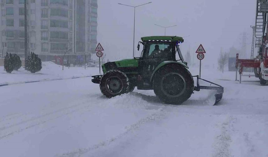 Besni'de yoğun kar yağışı hayatı olumsuz etkiledi