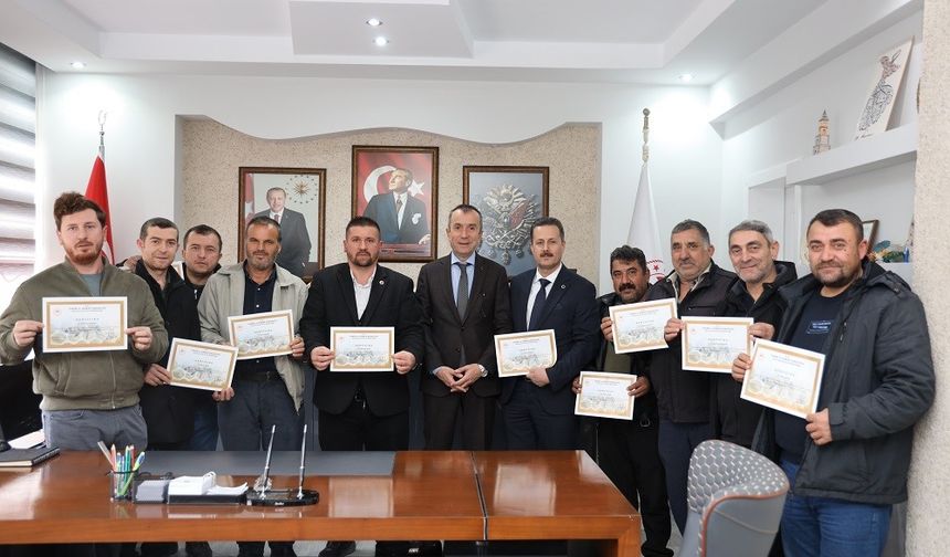 Bilecik'te ana arı yetiştiriciliği eğitimi alan 33 arıcı sertifikalarını aldı