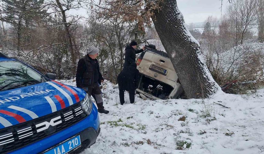 Domaniç'te gizli buzlanma kazaya sebep oldu, minibüs şarampole yuvarlandı