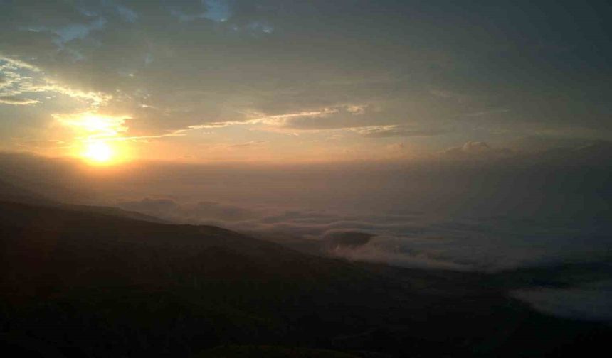 Erzincan’da doğanın muhteşem gösterisi: Sis dağların eteklerine vurdu