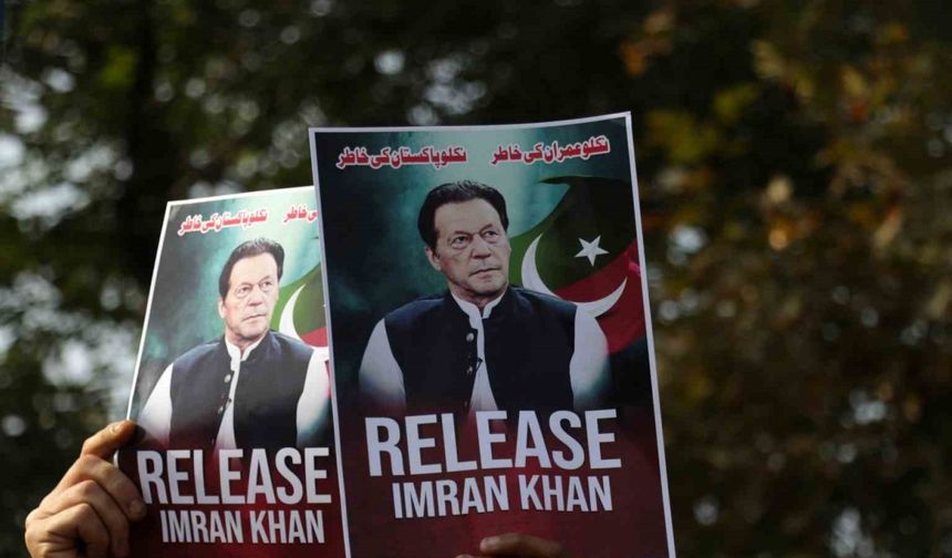 Eski Pakistan Başbakanı Imran Khan ile eşine 17’şer yıl hapis cezası