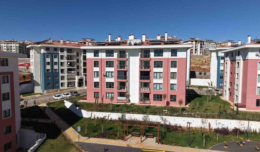 Evlerine geçen Adıyamanlı depremzedeler: "Bakan Murat Kurum, her zaman yanımızda"