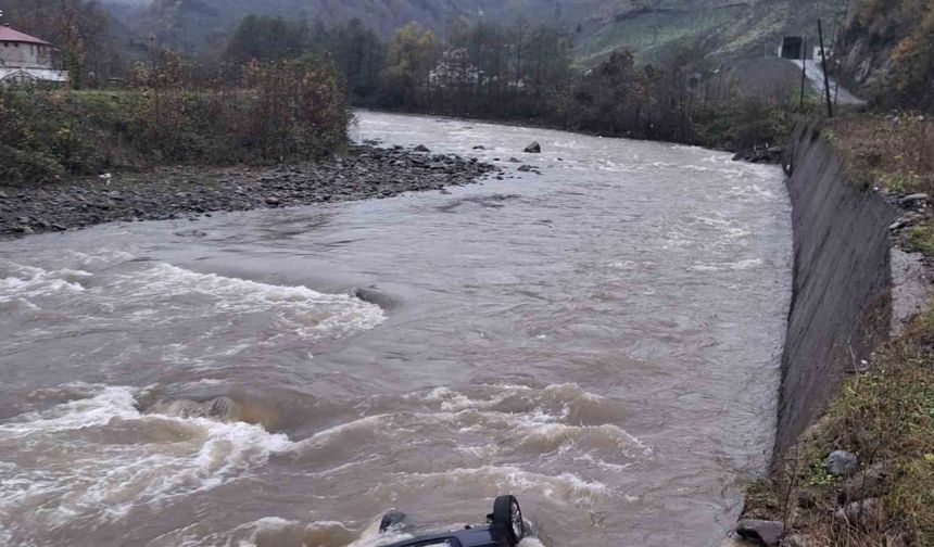 Giresun’da araç dereye uçtu: 2 ölü
