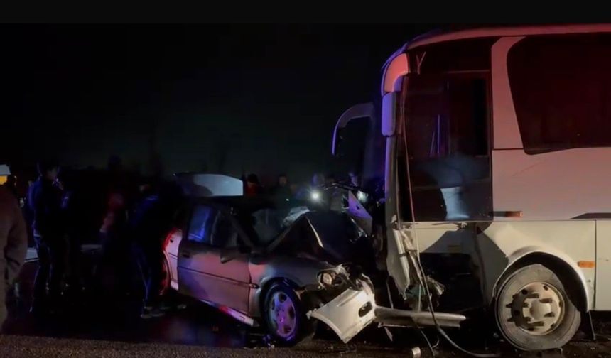 Gönen'de işçi servisi ile otomobil çarpıştı: 1 ölü, 13 yaralı