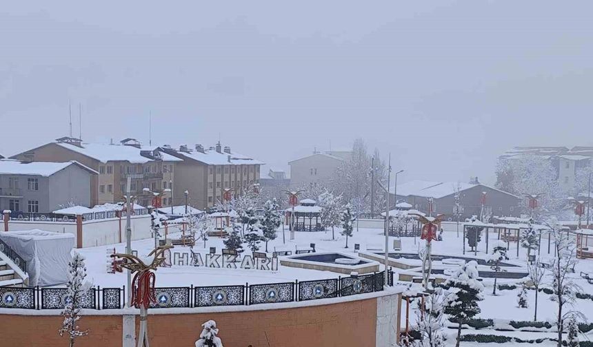 Hakkari’de kar yağışı kartpostallık manzaralar oluşturdu