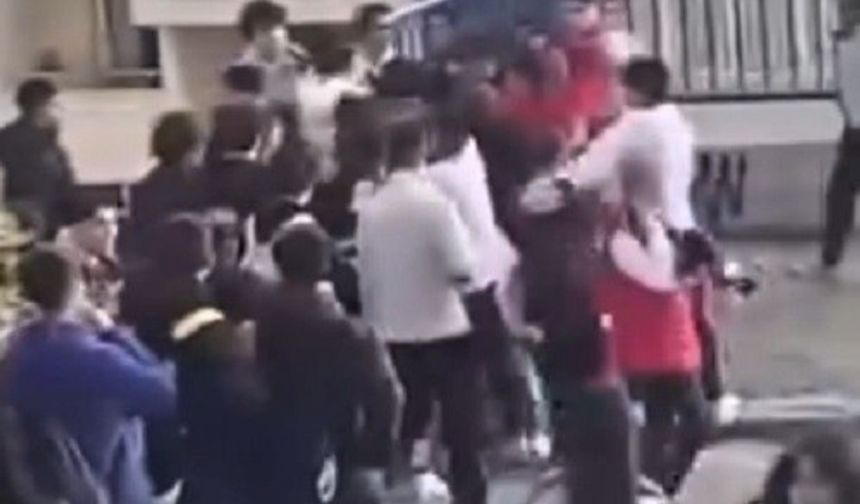 İzmir'de öğrenciler birbirine girdi: Sokak boks ringine döndü