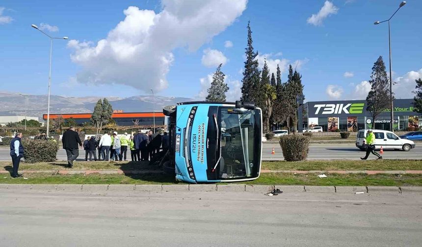 Kahramanmaraş'ta aracın çarptığı halk otobüsü devrildi: 13 yaralı