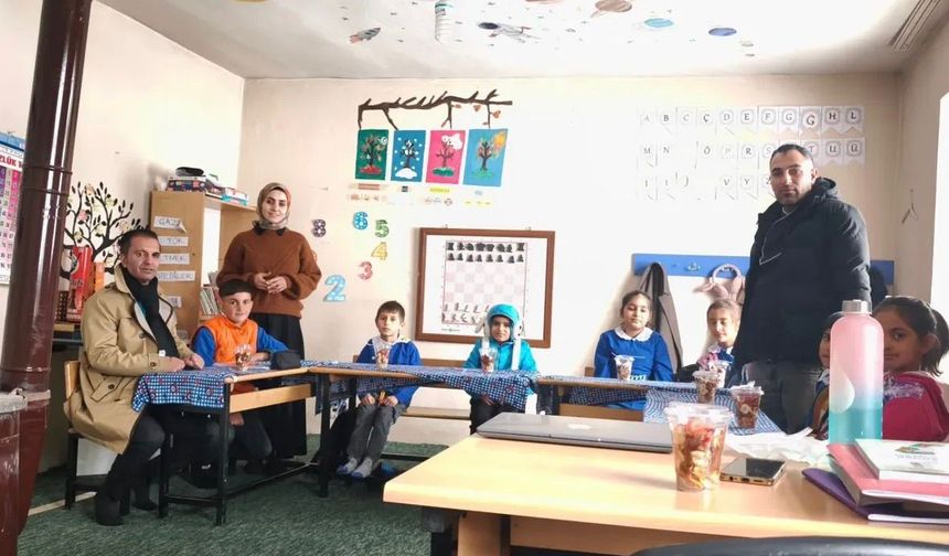 Köy okulu öğrencilerine waffle sürprizi