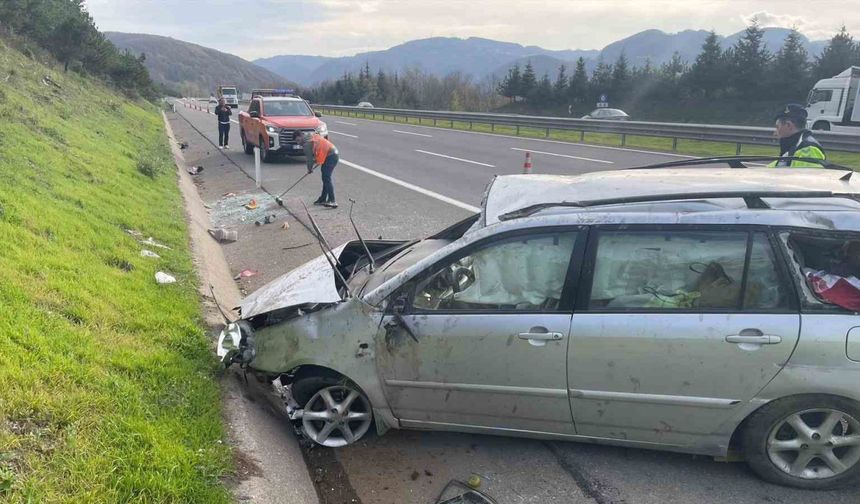 Lastiği patlayan otomobil bariyere çarpıp takla attı