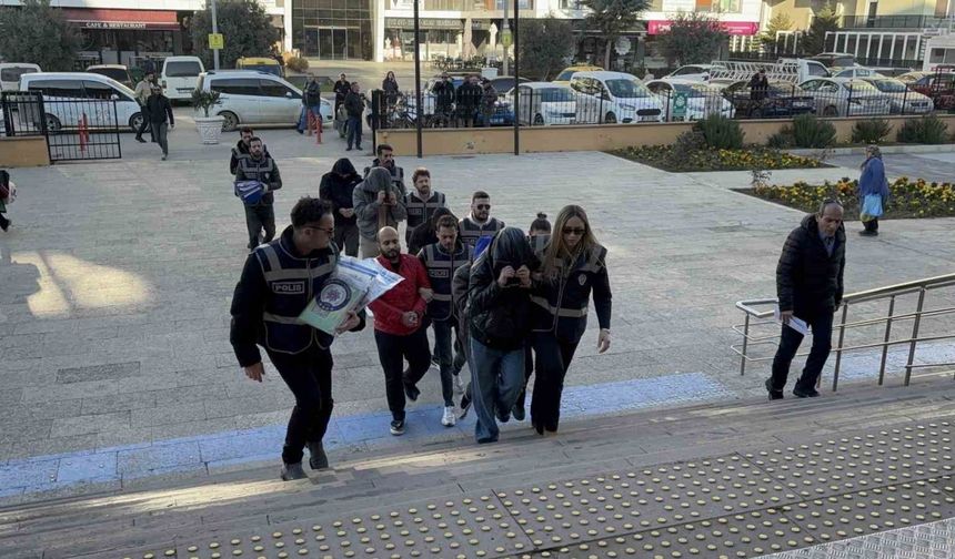 Masaj salonlarında fuhuş operasyonunda 5 tutuklama