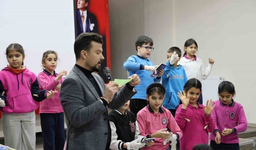 Mezun olduğu okulda teknoloji bağımlılığından kurtulma yollarını oyunla anlattı