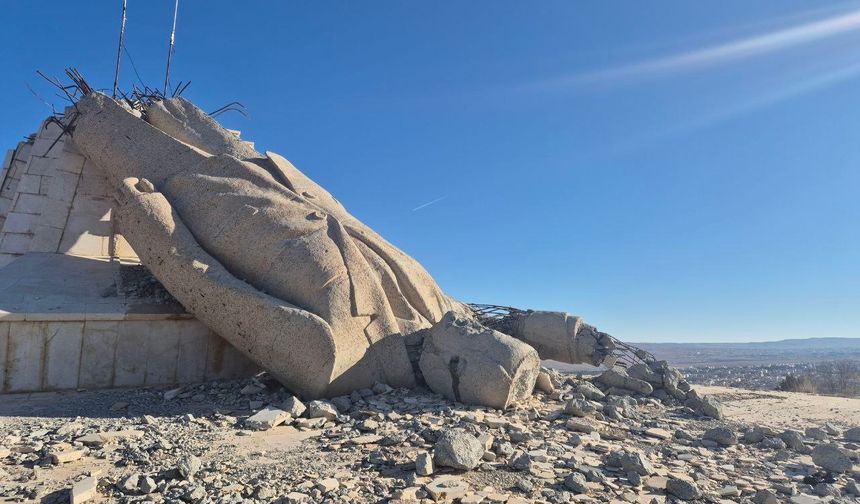 Suriye’de halkın yıktığı Hafız Esad’ın dev heykelinden geriye enkazı kaldı
